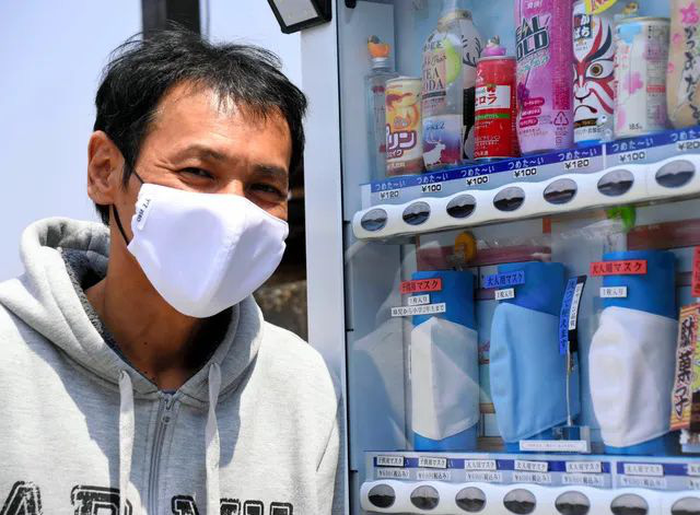 Đối ph&oacute; với nắng n&oacute;ng, người Nhật s&aacute;ng chế ra khẩu trang đ&oacute;ng băng - Ảnh 1.