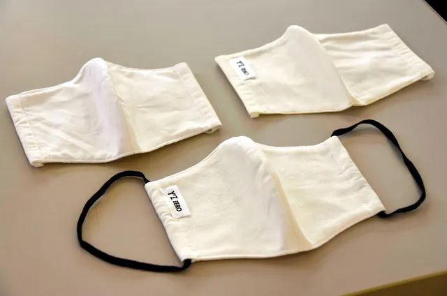 Đối ph&oacute; với nắng n&oacute;ng, người Nhật s&aacute;ng chế ra khẩu trang đ&oacute;ng băng - Ảnh 2.