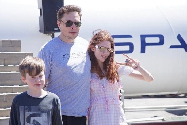  Chuyện t&igrave;nh từ một d&ograve;ng tweet &lsquo;vu vơ&rsquo; về AI giữa Elon Musk v&agrave; bạn g&aacute;i k&eacute;m 16 tuổi: Chẳng ai qu&aacute; bận để y&ecirc;u đương, d&ugrave; đ&oacute; l&agrave; kẻ cuồng việc như &ocirc;ng chủ Tesla!  - Ảnh 4.