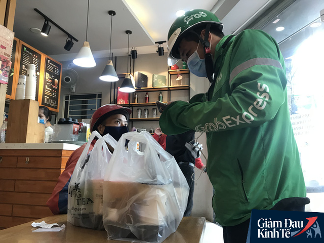 “Cày cuốc” dưới nắng nóng gay gắt, shipper đạt doanh thu gấp đôi ngày thường - Ảnh 3. “Cày cuốc” dưới nắng nóng gay gắt, shipper đạt doanh thu gấp đôi ngày thường - Ảnh 3.