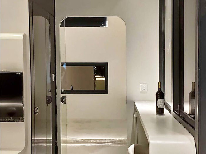  B&ecirc;n trong căn nh&agrave; th&ocirc;ng minh d&agrave;nh cho 4 người c&oacute; thiết kế như t&agrave;u vũ trụ - Ảnh 8.