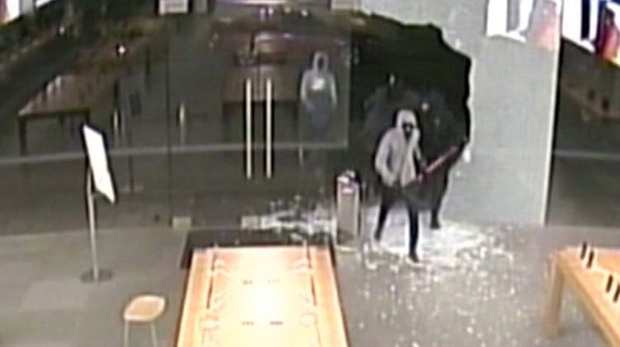 Những chiếc iPhone bị đ&aacute;nh cắp trong cuộc bạo loạn ở Mỹ sẽ c&oacute; số phận ra sao? - Ảnh 1.