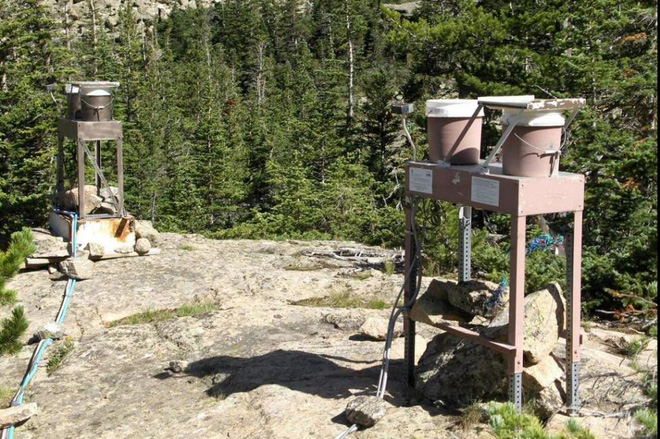  Nhựa đang đổ xuống từ tr&ecirc;n bầu trời: Một phi&ecirc;n bản mới đ&aacute;ng sợ của mưa axit - Ảnh 2.