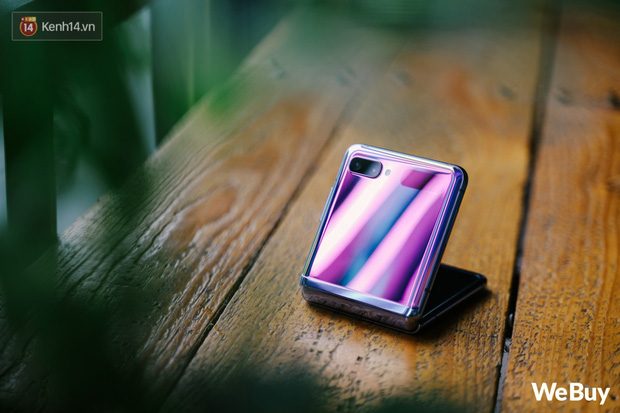 Chuyện n&agrave;ng Low-tech d&ugrave;ng đồ Hi-tech: Khi điện thoại biến th&agrave;nh trang sức, sang chảnh v&ocirc; c&ugrave;ng - Ảnh 1.