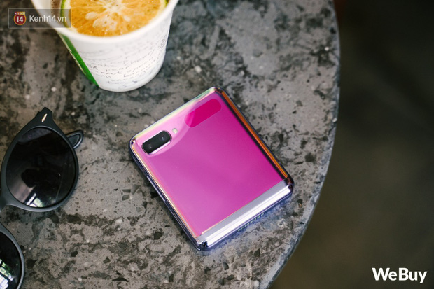 Chuyện n&agrave;ng Low-tech d&ugrave;ng đồ Hi-tech: Khi điện thoại biến th&agrave;nh trang sức, sang chảnh v&ocirc; c&ugrave;ng - Ảnh 2.