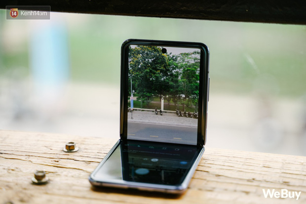 Chuyện n&agrave;ng Low-tech d&ugrave;ng đồ Hi-tech: Khi điện thoại biến th&agrave;nh trang sức, sang chảnh v&ocirc; c&ugrave;ng - Ảnh 3.