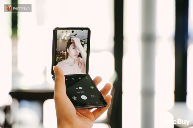 Chuyện n&agrave;ng Low-tech d&ugrave;ng đồ Hi-tech: Khi điện thoại biến th&agrave;nh trang sức, sang chảnh v&ocirc; c&ugrave;ng - Ảnh 6.