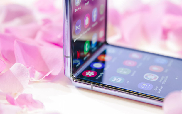 Chuyện n&agrave;ng Low-tech d&ugrave;ng đồ Hi-tech: Khi điện thoại biến th&agrave;nh trang sức, sang chảnh v&ocirc; c&ugrave;ng - Ảnh 7.