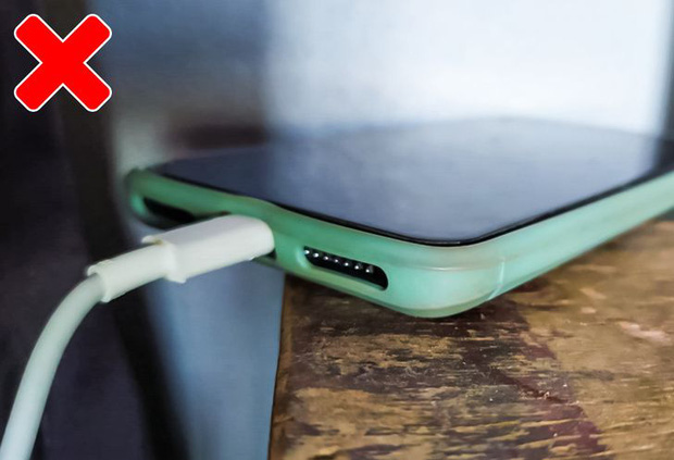 10 trường hợp sạc pin sai c&aacute;ch khiến pin c&aacute;c thiết bị của bạn chai đi một c&aacute;ch nhanh ch&oacute;ng - Ảnh 7.