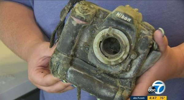 Đi câu cá lại câu được chiếc máy ảnh chứa 1.700 bức ảnh dưới hồ, cô gái đăng lên MXH tìm chủ nhân nhưng kết cục khiến 3 người bị bắt - Ảnh 1. Đi câu cá lại câu được chiếc máy ảnh chứa 1.700 bức ảnh dưới hồ, cô gái đăng lên MXH tìm chủ nhân nhưng kết cục khiến 3 người bị bắt - Ảnh 1.