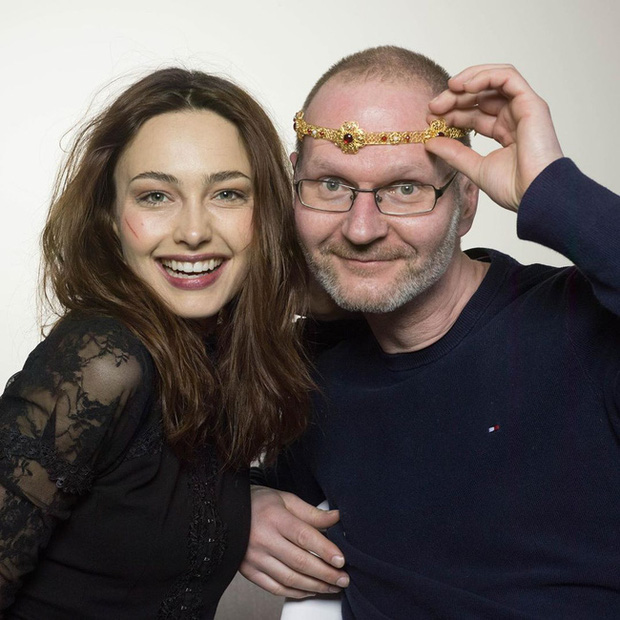 Hình ảnh 2 cô gái chơi đùa trên biển trông rất đỗi bình thường nhưng ẩn sau đó là một bí mật gây choáng váng cho bất kỳ ai - Ảnh 3. Hình ảnh 2 cô gái chơi đùa trên biển trông rất đỗi bình thường nhưng ẩn sau đó là một bí mật gây choáng váng cho bất kỳ ai - Ảnh 3.