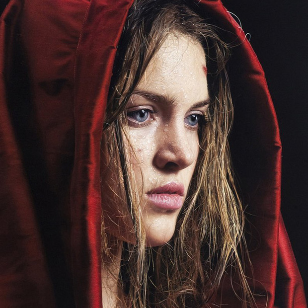 Hình ảnh 2 cô gái chơi đùa trên biển trông rất đỗi bình thường nhưng ẩn sau đó là một bí mật gây choáng váng cho bất kỳ ai - Ảnh 4. Hình ảnh 2 cô gái chơi đùa trên biển trông rất đỗi bình thường nhưng ẩn sau đó là một bí mật gây choáng váng cho bất kỳ ai - Ảnh 4.