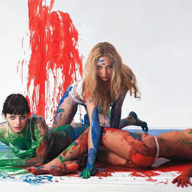 Hình ảnh 2 cô gái chơi đùa trên biển trông rất đỗi bình thường nhưng ẩn sau đó là một bí mật gây choáng váng cho bất kỳ ai - Ảnh 5. Hình ảnh 2 cô gái chơi đùa trên biển trông rất đỗi bình thường nhưng ẩn sau đó là một bí mật gây choáng váng cho bất kỳ ai - Ảnh 5.