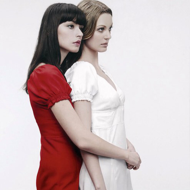 Hình ảnh 2 cô gái chơi đùa trên biển trông rất đỗi bình thường nhưng ẩn sau đó là một bí mật gây choáng váng cho bất kỳ ai - Ảnh 8. Hình ảnh 2 cô gái chơi đùa trên biển trông rất đỗi bình thường nhưng ẩn sau đó là một bí mật gây choáng váng cho bất kỳ ai - Ảnh 8.