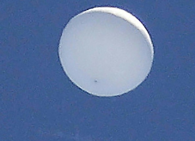 UFO b&iacute; ẩn xuất hiện tr&ecirc;n bầu trời, ch&iacute;nh phủ Nhật lập tức điều trực thăng ra theo d&otilde;i - Ảnh 2.