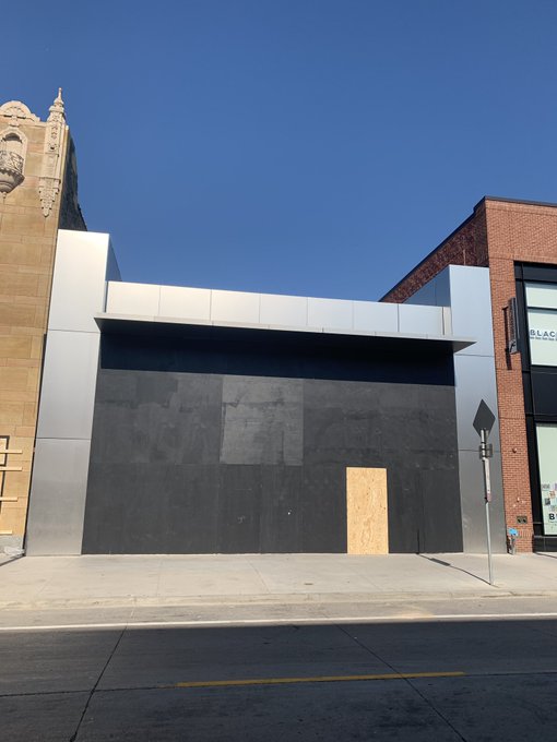 Apple Store trên khắp nước Mỹ thay đổi diện mạo kín mít vì sợ bị người biểu tình tấn công - Ảnh 1. Apple Store trên khắp nước Mỹ thay đổi diện mạo kín mít vì sợ bị người biểu tình tấn công - Ảnh 1.