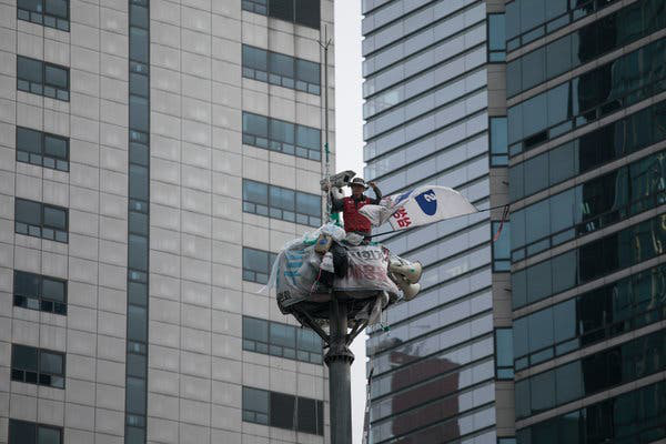 Sống 355 ng&agrave;y tr&ecirc;n trụ đ&egrave;n giao th&ocirc;ng ngay giữa thủ đ&ocirc; để phản đối quyết định đuổi việc của Samsung - Ảnh 1.