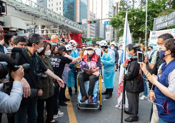 Sống 355 ng&agrave;y tr&ecirc;n trụ đ&egrave;n giao th&ocirc;ng ngay giữa thủ đ&ocirc; để phản đối quyết định đuổi việc của Samsung - Ảnh 2.