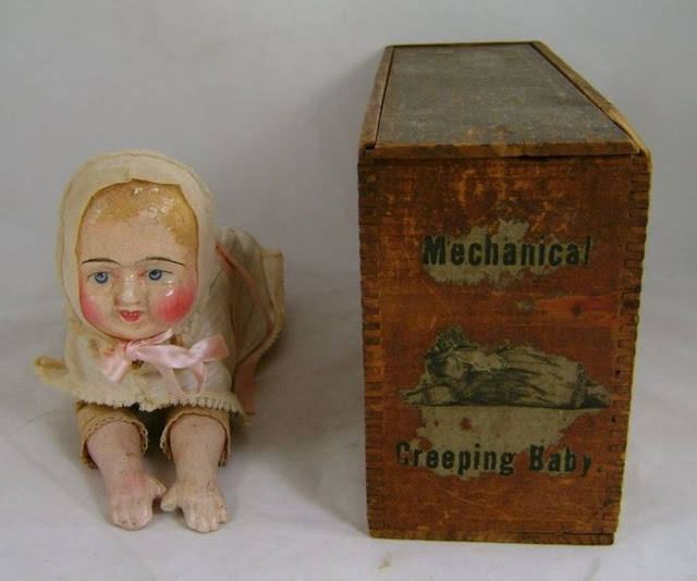 Búp bê của hơn 100 năm về trước: Ai mà ngờ món đồ chơi đáng yêu dành cho trẻ em từng có hình dạng kinh dị gây mất ngủ - Ảnh 7. Búp bê của hơn 100 năm về trước: Ai mà ngờ món đồ chơi đáng yêu dành cho trẻ em từng có hình dạng kinh dị gây mất ngủ - Ảnh 7.