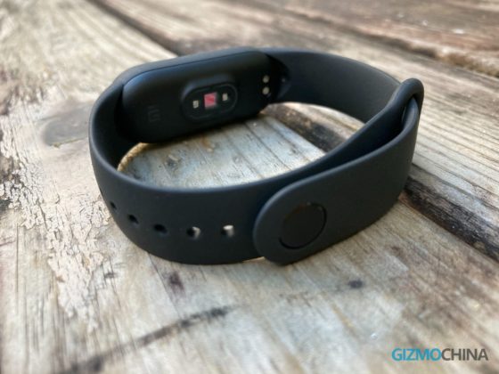 Cận cảnh Xiaomi Mi Band 5: Ấn tượng tuyệt vời, d&ugrave;ng sướng hơn rất nhiều so với thế hệ trước - Ảnh 3.
