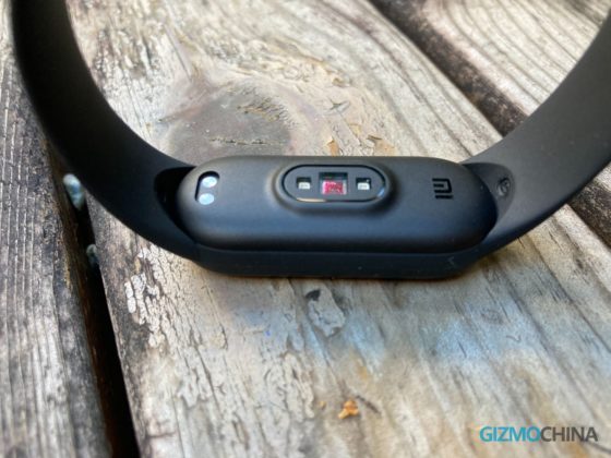 Cận cảnh Xiaomi Mi Band 5: Ấn tượng tuyệt vời, d&ugrave;ng sướng hơn rất nhiều so với thế hệ trước - Ảnh 4.