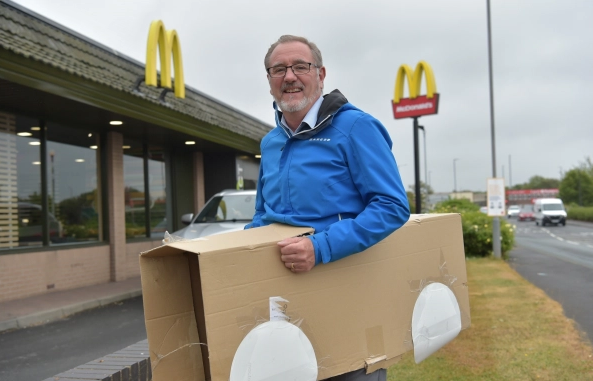  McDonald&rsquo;s chỉ phục vụ kh&aacute;ch đi &ocirc; t&ocirc; trong m&ugrave;a dịch, người người thi nhau l&aacute;i xe rởm xếp h&agrave;ng để mua đồ ăn  - Ảnh 2.