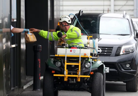  McDonald&rsquo;s chỉ phục vụ kh&aacute;ch đi &ocirc; t&ocirc; trong m&ugrave;a dịch, người người thi nhau l&aacute;i xe rởm xếp h&agrave;ng để mua đồ ăn  - Ảnh 3.