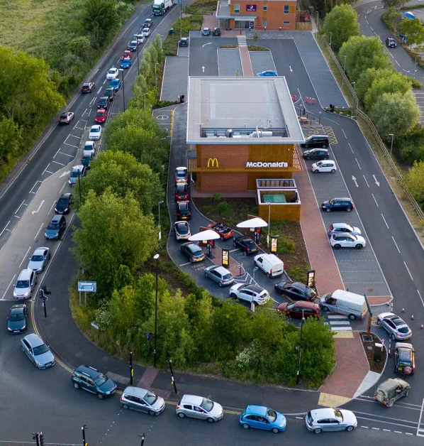  McDonald&rsquo;s chỉ phục vụ kh&aacute;ch đi &ocirc; t&ocirc; trong m&ugrave;a dịch, người người thi nhau l&aacute;i xe rởm xếp h&agrave;ng để mua đồ ăn  - Ảnh 5.