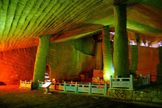 17 ng&agrave;y miệt m&agrave;i bơm nước khỏi ao l&agrave;ng, người đ&agrave;n &ocirc;ng bị mắng g&agrave;n dở nhưng kh&ocirc;ng ngờ lại gi&uacute;p t&igrave;m ra kỳ quan khiến thế giới ngỡ ng&agrave;ng - Ảnh 6.