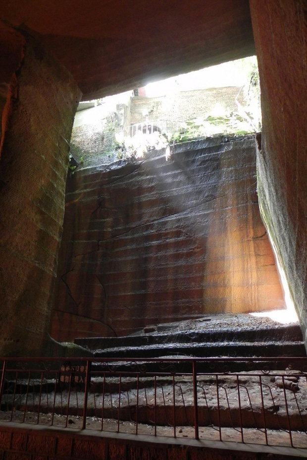 17 ng&agrave;y miệt m&agrave;i bơm nước khỏi ao l&agrave;ng, người đ&agrave;n &ocirc;ng bị mắng g&agrave;n dở nhưng kh&ocirc;ng ngờ lại gi&uacute;p t&igrave;m ra kỳ quan khiến thế giới ngỡ ng&agrave;ng - Ảnh 8.