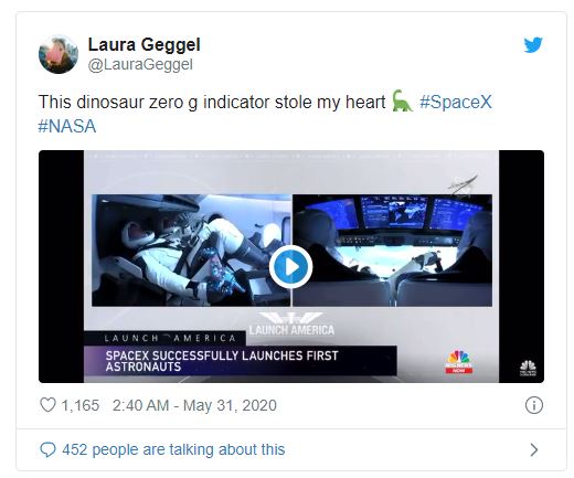 Dân mạng phát cuồng với thành viên đặc biệt trong chuyến bay vào vũ trụ của SpaceX: 1 con khủng long nhồi bông - Ảnh 2. Dân mạng phát cuồng với thành viên đặc biệt trong chuyến bay vào vũ trụ của SpaceX: 1 con khủng long nhồi bông - Ảnh 2.