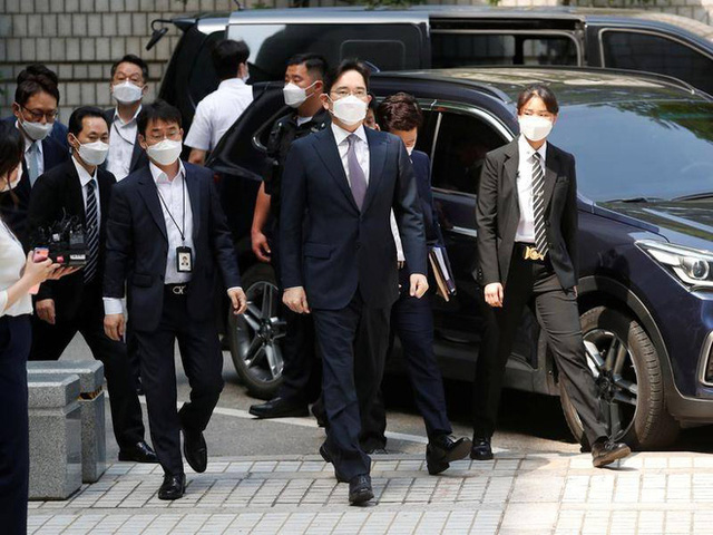  Samsung n&iacute;n thở chờ ph&aacute;n quyết của t&ograve;a với Ph&oacute; chủ tịch Lee: Danh tiếng tập đo&agrave;n v&agrave; ng&ocirc;i vị th&aacute;i tử đang lung lay giữa l&uacute;c kh&oacute; khăn tr&ugrave;ng tr&ugrave;ng  - Ảnh 2.