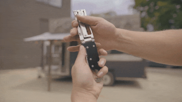 Suốt ng&agrave;y phải sửa xe cho vợ, &ocirc;ng chồng đảm đang ph&aacute;t minh ra c&ocirc;ng cụ đa năng si&ecirc;u tiện lợi - Ảnh 1.