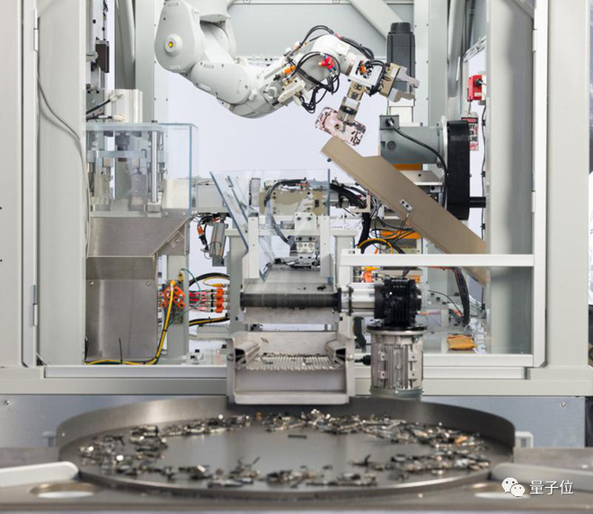 Apple thừa nhận thất bại: Công nhân Foxconn lắp ráp iPhone tốt hơn nhiều so với máy móc tự động - Ảnh 7. Apple thừa nhận thất bại: Công nhân Foxconn lắp ráp iPhone tốt hơn nhiều so với máy móc tự động - Ảnh 7.