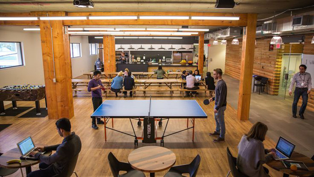  V&igrave; sao c&aacute;c c&ocirc;ng ty startup thường cung cấp bia, b&oacute;ng b&agrave;n, v&otilde;ng,... cho nh&acirc;n vi&ecirc;n ngay tại văn ph&ograve;ng l&agrave;m việc?  - Ảnh 2.