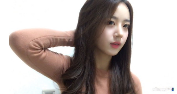 Lên sóng ngồi buộc tóc sơ sơ, nữ streamer xinh đẹp được donate tới 8 tỷ trong vài giờ khiến fan choáng váng - Ảnh 1. Lên sóng ngồi buộc tóc sơ sơ, nữ streamer xinh đẹp được donate tới 8 tỷ trong vài giờ khiến fan choáng váng - Ảnh 1.