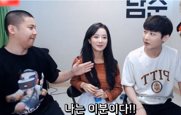 Lên sóng ngồi buộc tóc sơ sơ, nữ streamer xinh đẹp được donate tới 8 tỷ trong vài giờ khiến fan choáng váng - Ảnh 2. Lên sóng ngồi buộc tóc sơ sơ, nữ streamer xinh đẹp được donate tới 8 tỷ trong vài giờ khiến fan choáng váng - Ảnh 2.