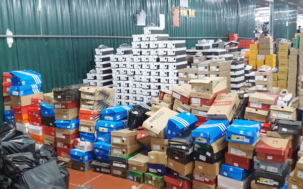 Kho h&agrave;ng lậu khủng livestream chốt hơn 1.000 đơn mỗi ng&agrave;y: Facebook Thảo Trần v&agrave; Gi&agrave;y Đồng Gi&aacute; l&agrave; của ai? - Ảnh 1.