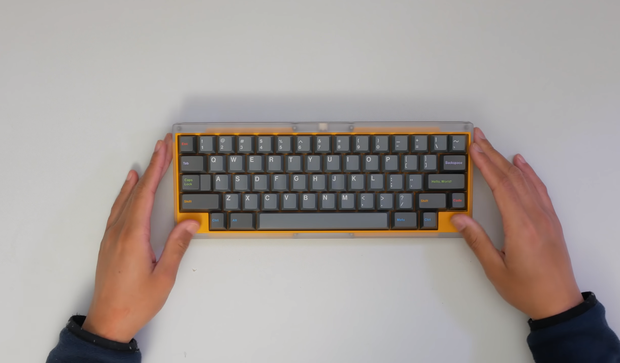 Qu&aacute; m&ecirc; BLACKPINK, anh ch&agrave;ng YouTuber tự tạo b&agrave;n ph&iacute;m cơ với phong c&aacute;ch Hắc Hường v&ocirc; c&ugrave;ng bắt mắt - Ảnh 1.