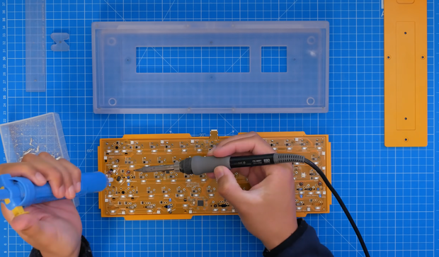 Qu&aacute; m&ecirc; BLACKPINK, anh ch&agrave;ng YouTuber tự tạo b&agrave;n ph&iacute;m cơ với phong c&aacute;ch Hắc Hường v&ocirc; c&ugrave;ng bắt mắt - Ảnh 2.