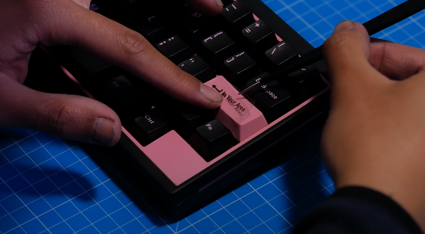 Qu&aacute; m&ecirc; BLACKPINK, anh ch&agrave;ng YouTuber tự tạo b&agrave;n ph&iacute;m cơ với phong c&aacute;ch Hắc Hường v&ocirc; c&ugrave;ng bắt mắt - Ảnh 21.