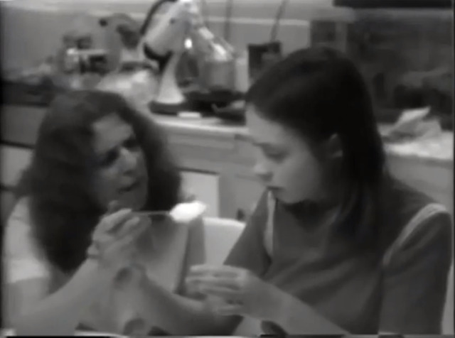 Câu chuyện đau lòng về Genie, đứa trẻ biến thành người rừng không bao giờ học được cách giao tiếp - Ảnh 22. Câu chuyện đau lòng về Genie, đứa trẻ biến thành người rừng không bao giờ học được cách giao tiếp - Ảnh 22.