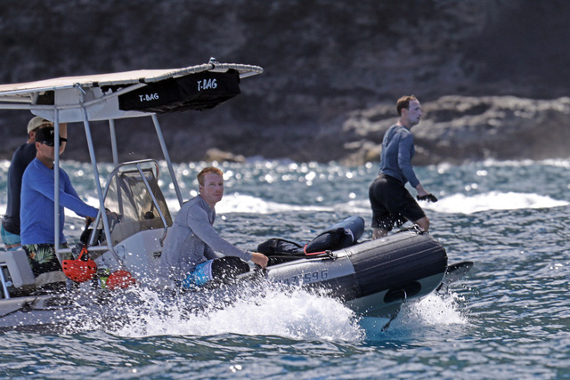 B&ocirc;i kem chống nắng trắng bệch cả mặt, Mark Zuckerberg bị chế ảnh khắp mạng x&atilde; hội, chẳng kh&aacute;c g&igrave; Joker, V&ocirc; Diện!  - Ảnh 5.