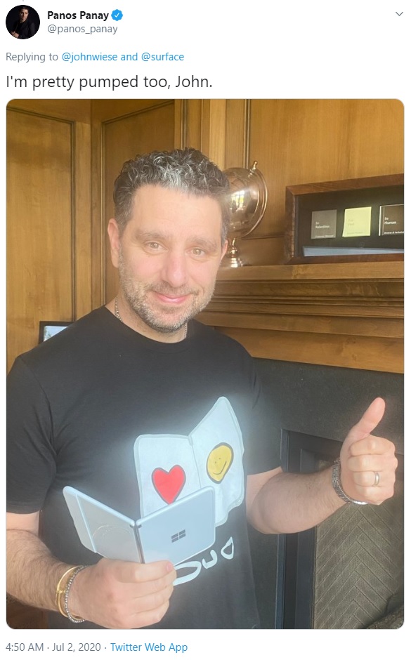 Sếp Microsoft tr&ecirc;n tay Surface Duo, ng&agrave;y b&aacute;n ra đ&atilde; cận kề? - Ảnh 1.