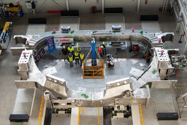 Mặt trời nh&acirc;n tạo lớn nhất thế giới đ&atilde; bắt đầu được lắp r&aacute;p - Ảnh 1.