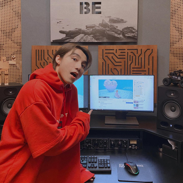 Soi góc làm việc Sơn Tùng M-TP, chủ tịch vẫn dùng bàn phím Mitsumi 120.000 đồng thần thánh nhưng đi kèm lại là chiếc lót chuột hàng hiệu từ Saint Laurent - Ảnh 1. Soi góc làm việc Sơn Tùng M-TP, chủ tịch vẫn dùng bàn phím Mitsumi 120.000 đồng thần thánh nhưng đi kèm lại là chiếc lót chuột hàng hiệu từ Saint Laurent - Ảnh 1.