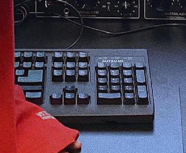 Soi góc làm việc Sơn Tùng M-TP, chủ tịch vẫn dùng bàn phím Mitsumi 120.000 đồng thần thánh nhưng đi kèm lại là chiếc lót chuột hàng hiệu từ Saint Laurent - Ảnh 2. Soi góc làm việc Sơn Tùng M-TP, chủ tịch vẫn dùng bàn phím Mitsumi 120.000 đồng thần thánh nhưng đi kèm lại là chiếc lót chuột hàng hiệu từ Saint Laurent - Ảnh 2.