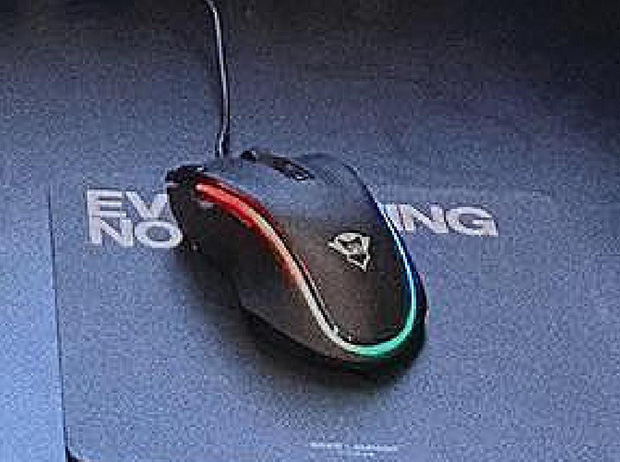 Soi góc làm việc Sơn Tùng M-TP, chủ tịch vẫn dùng bàn phím Mitsumi 120.000 đồng thần thánh nhưng đi kèm lại là chiếc lót chuột hàng hiệu từ Saint Laurent - Ảnh 3. Soi góc làm việc Sơn Tùng M-TP, chủ tịch vẫn dùng bàn phím Mitsumi 120.000 đồng thần thánh nhưng đi kèm lại là chiếc lót chuột hàng hiệu từ Saint Laurent - Ảnh 3.