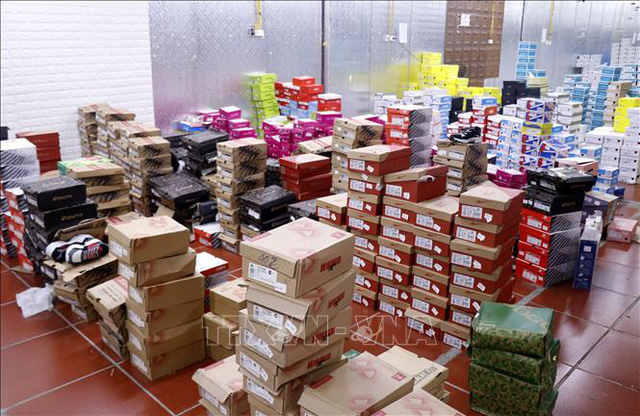 Đột kích kho hàng lậu 10.000 m2 chuyên livestream bán hàng nhái trên Facebook - Ảnh 2. Đột kích kho hàng lậu 10.000 m2 chuyên livestream bán hàng nhái trên Facebook - Ảnh 2.