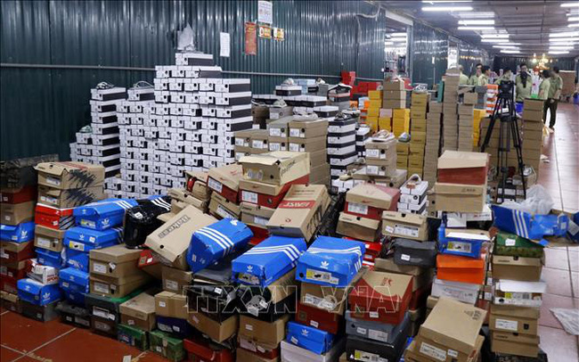 Đột kích kho hàng lậu 10.000 m2 chuyên livestream bán hàng nhái trên Facebook - Ảnh 1. Đột kích kho hàng lậu 10.000 m2 chuyên livestream bán hàng nhái trên Facebook - Ảnh 1.